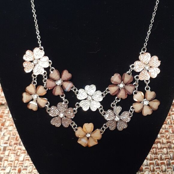 New LUX Flower Necklace New With Tags - Picture 1 of 3